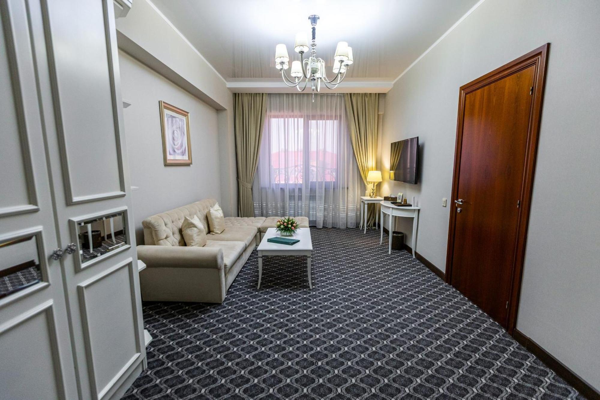 Plaza Hotel אלמטי מראה חיצוני תמונה