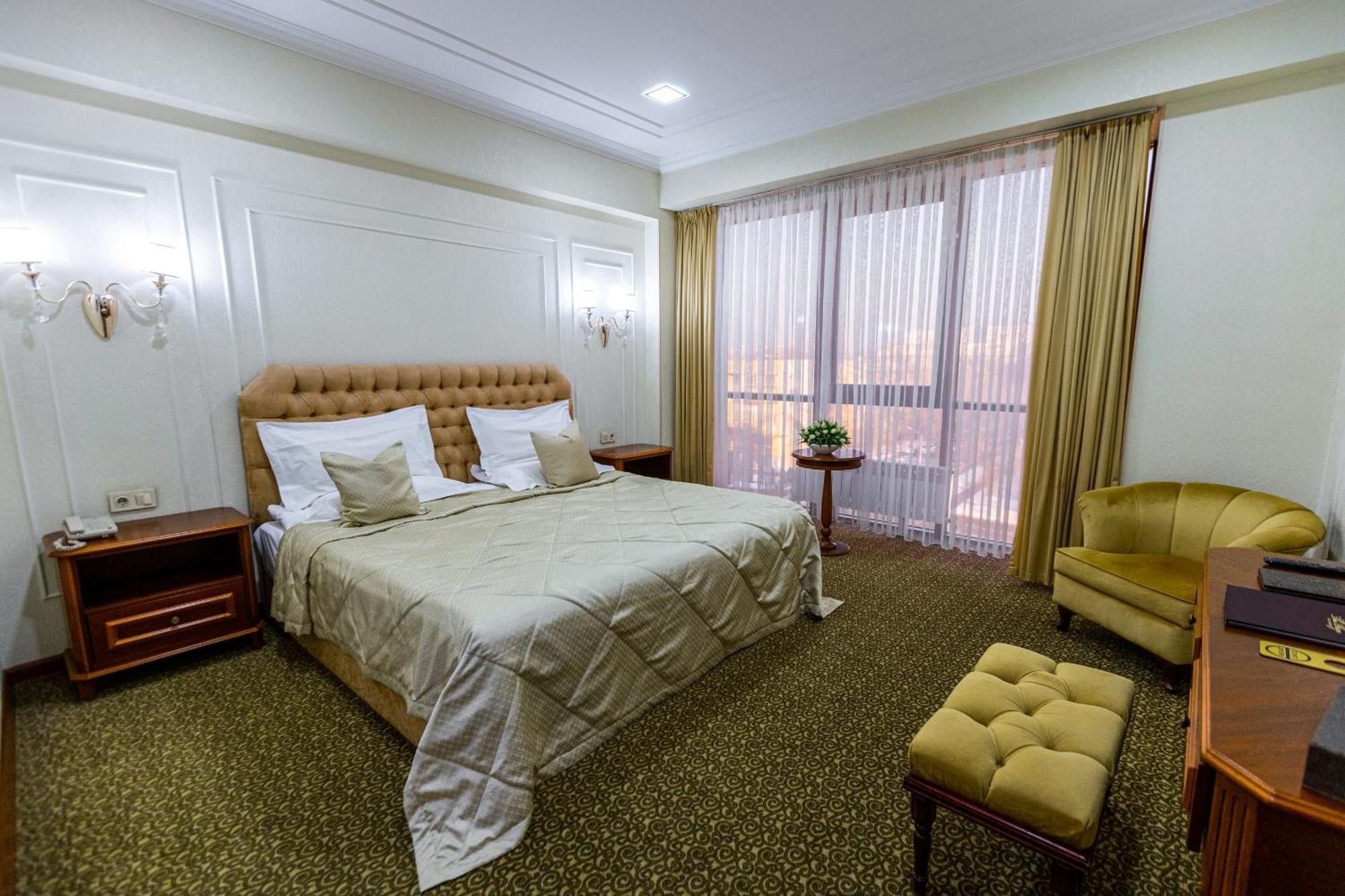 Plaza Hotel אלמטי מראה חיצוני תמונה